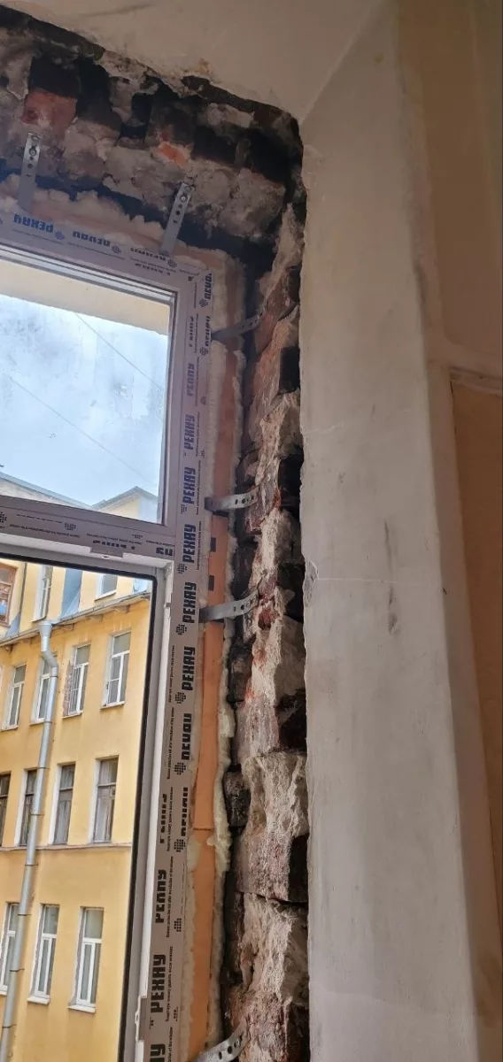 Кирпичный откос и вид во двор из окна