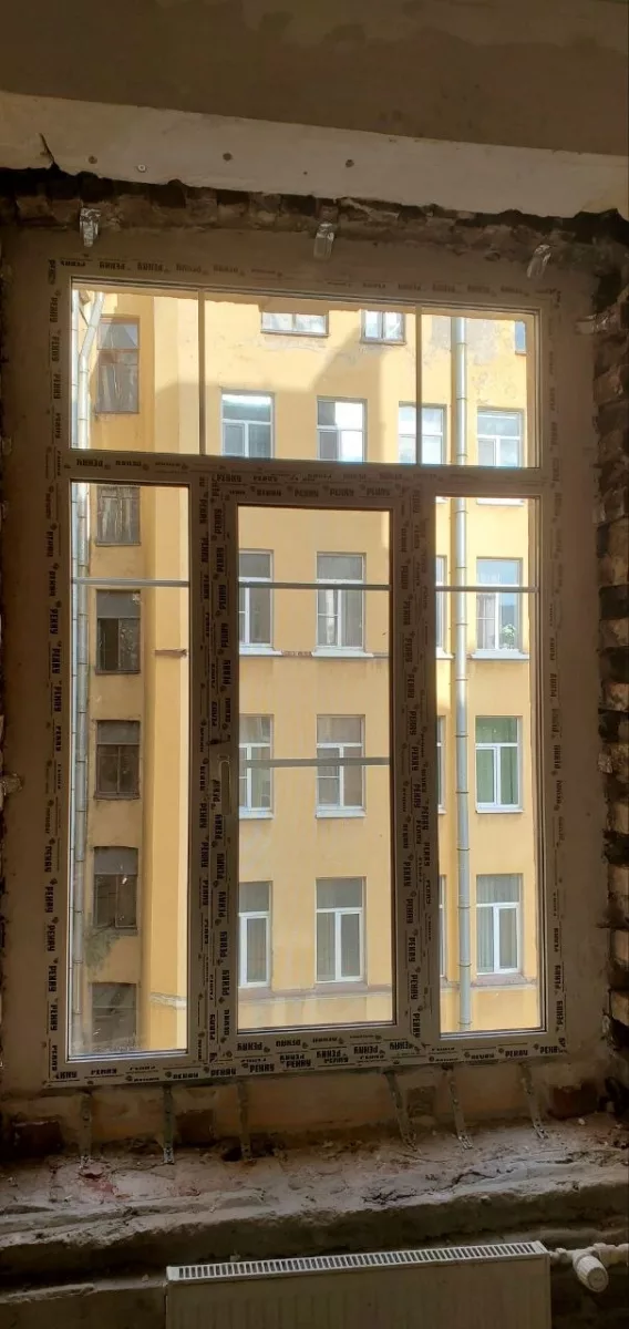 Окно с фрамугой и двумя створками в проёме
