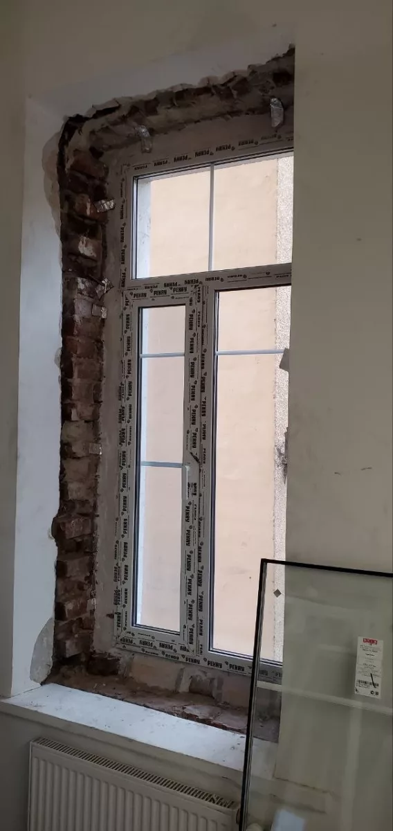 Окно с фрамугой и стеклопакет рядом