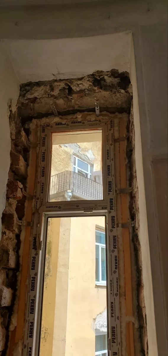 Узкое окно с фрамугой в эркере