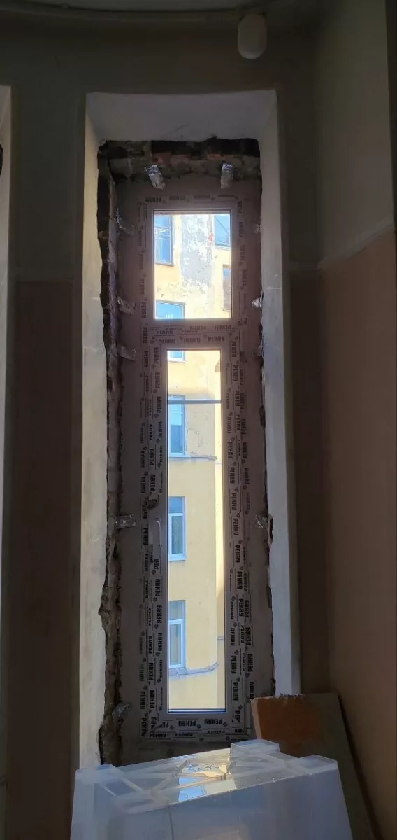 Узкое окно с фрамугой в проёме