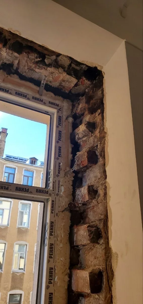 Верхний угол проёма над рамой, кирпич
