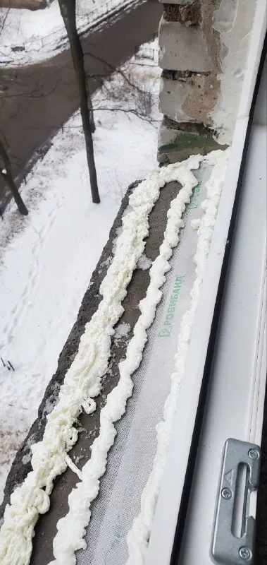 Пена под отлив у стены