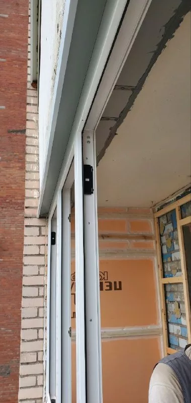 Остекление вдоль балкона