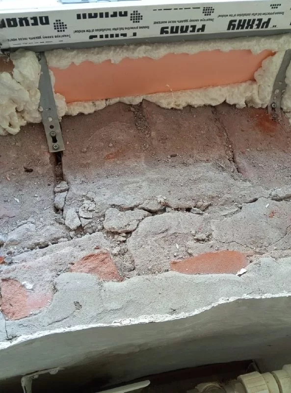 Низ проёма после демонтажа, кирпич