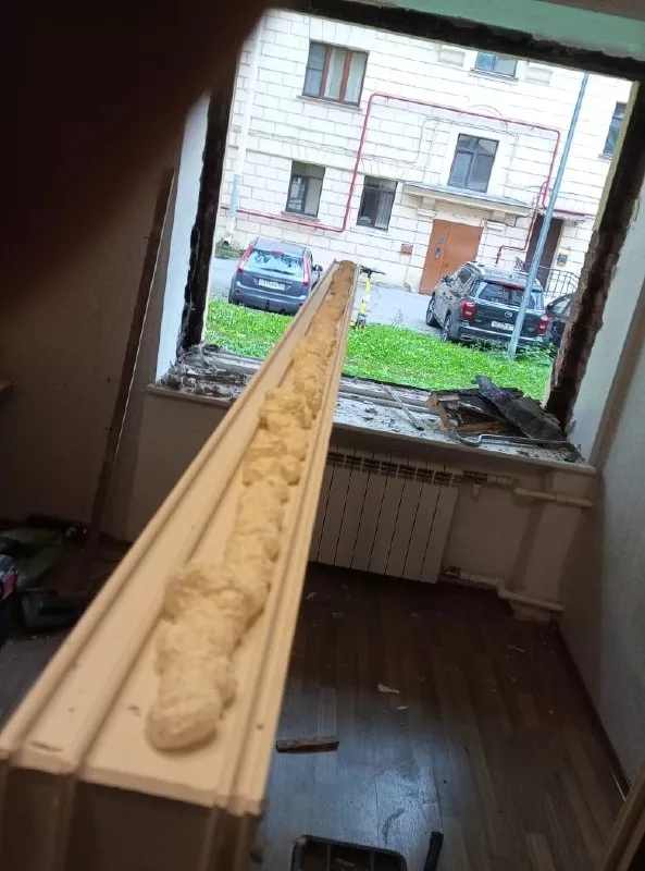 Пена по низу рамы
