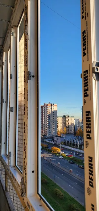 Рама у стены
