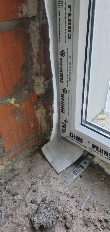 Нижний угол рамы у кирпича