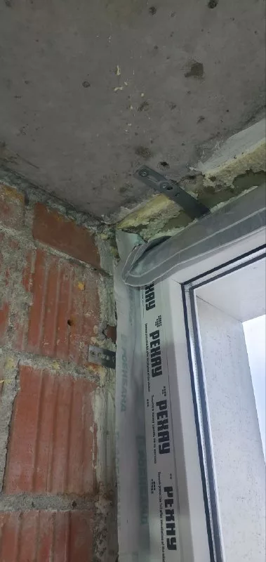 Рама у кирпичной стены