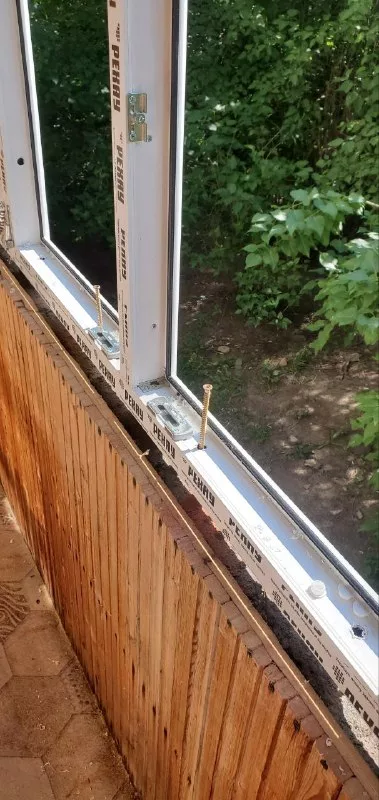 Створки вдоль балкона