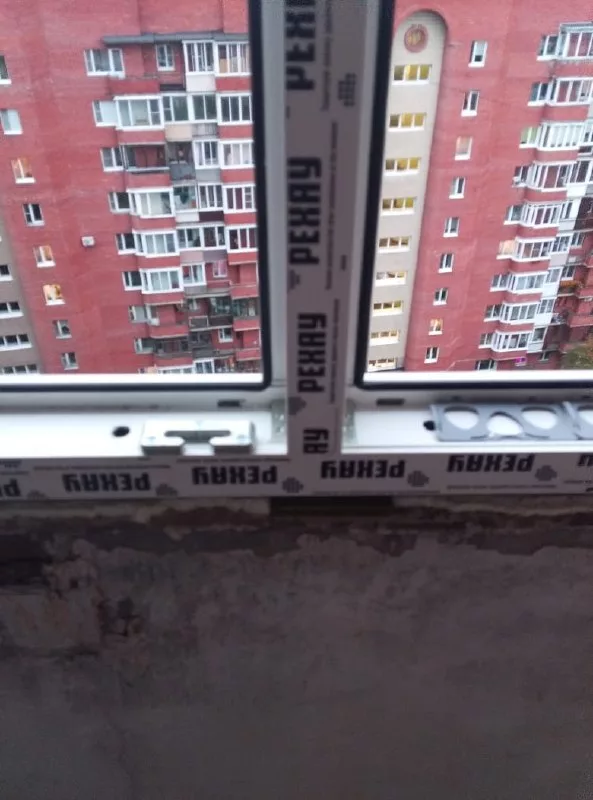 Новые окна на парапете балкона