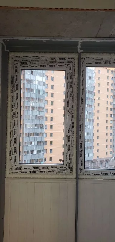 Окно и дверь в проёме