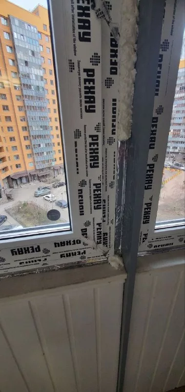 Рама в защитной плёнке у стены