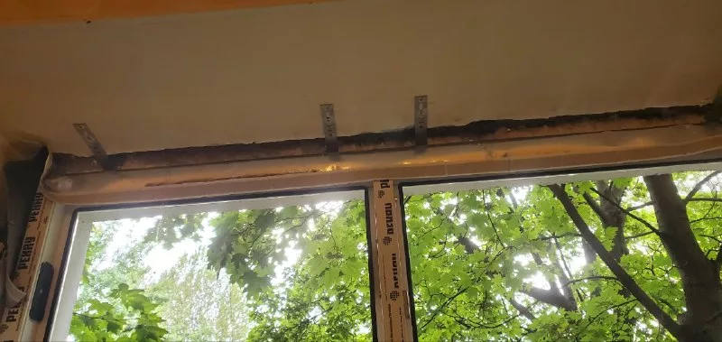Анкерные пластины в верхней части проёма