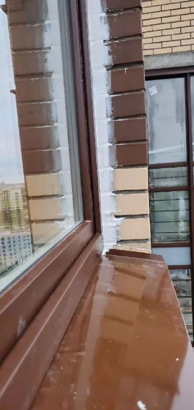 Окно снаружи, коричневая рама