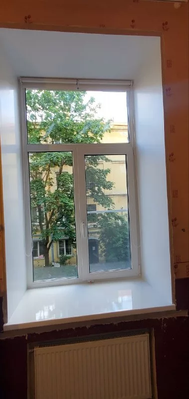Готовое окно с белыми откосами, другой кадр