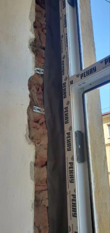 Кирпичный откос рядом с рамой