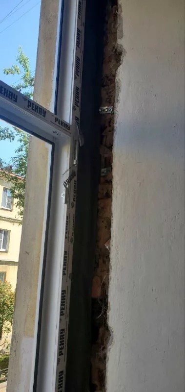 Тёмная рама и откос, за окном дом