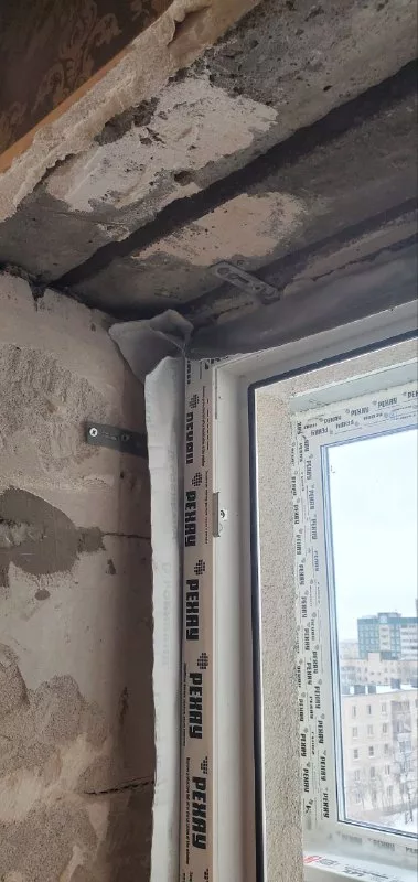 Анкерная пластина в верхнем углу проёма