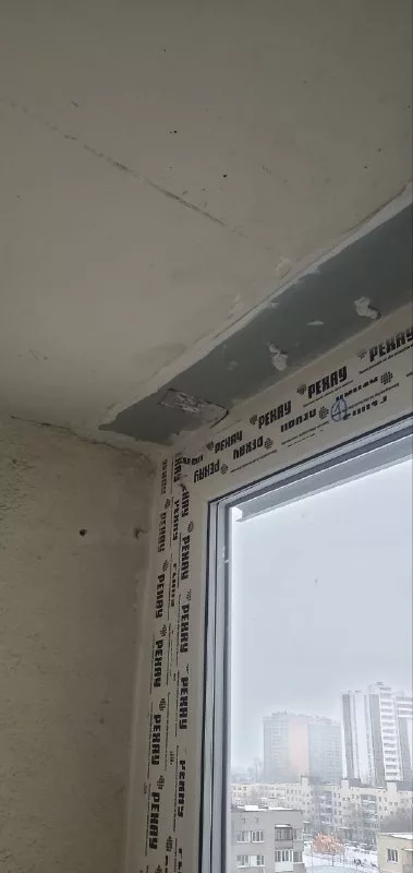 Верх окна и потолок лоджии