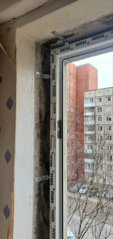 Окно на улицу в проёме