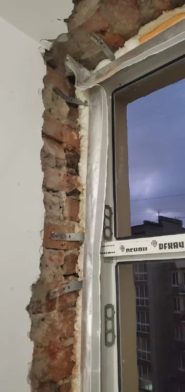 Рама в кирпичном проёме