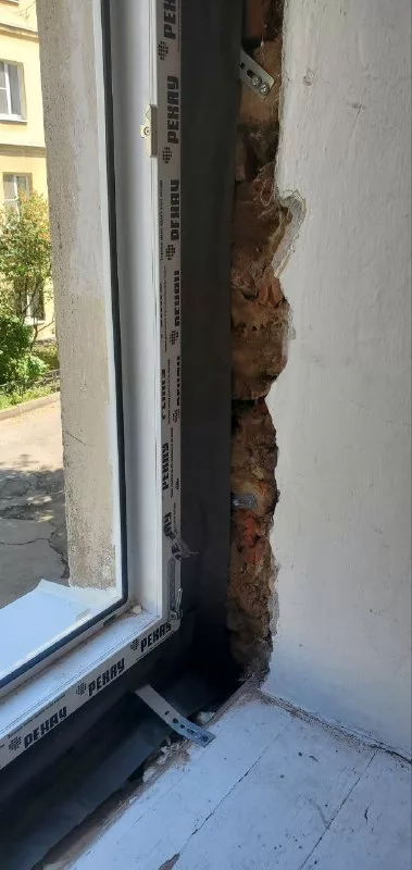 Низ окна у кладки