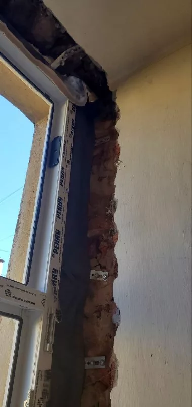 Рама и кирпичный проём сбоку