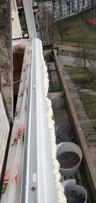 Нижняя часть рамы с направляющими и пеной вдоль парапета