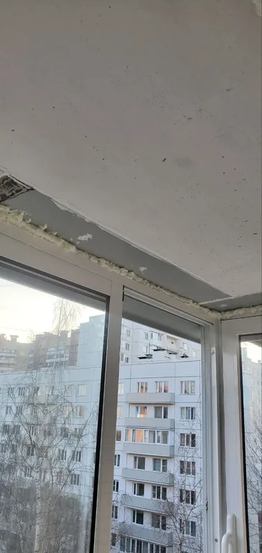 Пена по периметру рамы под потолком балкона
