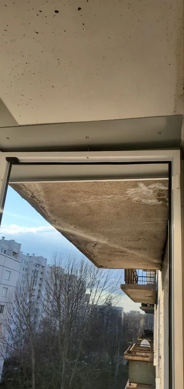 Верхняя часть рамы под потолком, ниже видна плита соседнего балкона