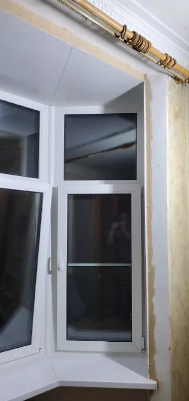 Боковое окно эркера с подоконником