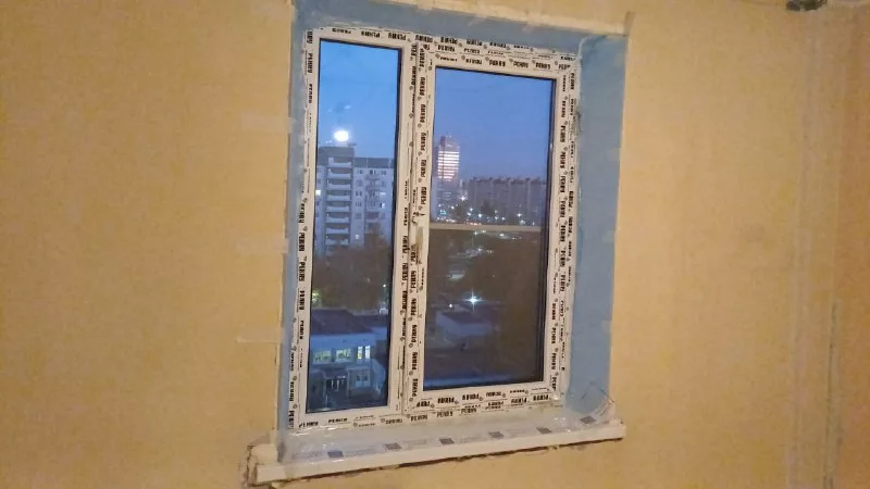 Окно с пароизоляционной лентой по контуру