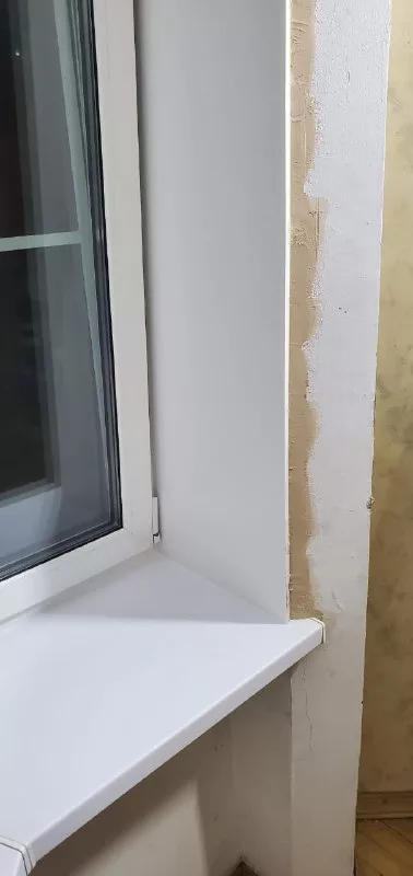 Окно с подоконником и откосом