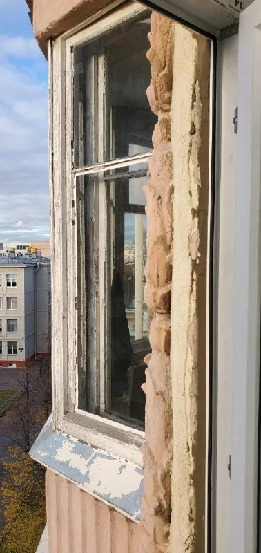 Старое окно перед демонтажем