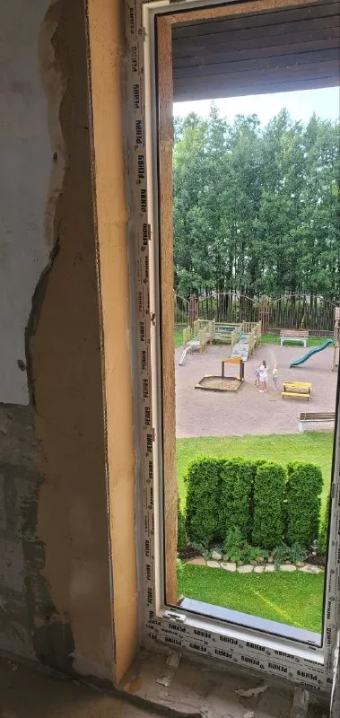 Высокая рама в проёме с видом на сад
