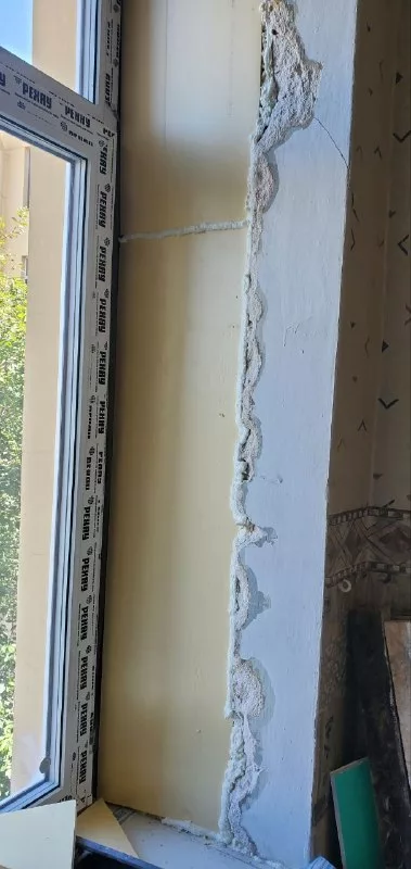 Откос изнутри, окно с видом на двор