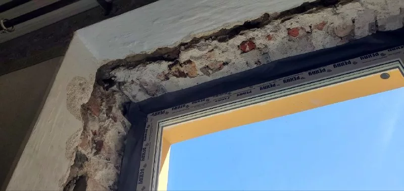 Угол верхней части рамы и шов по периметру