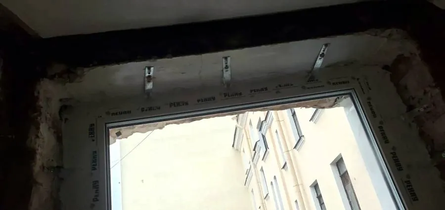 Три анкерные пластины в верхней части проёма